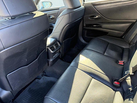 Lexus ES300h 3 of 12