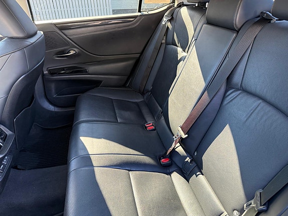 Lexus ES300h 2 of 12