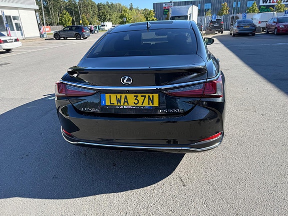 Lexus ES300h 8 of 12