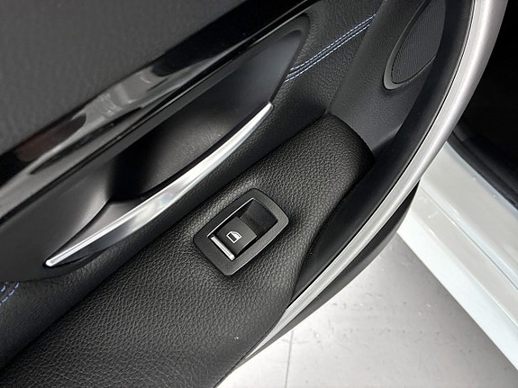 BMW 320i 24 of 30