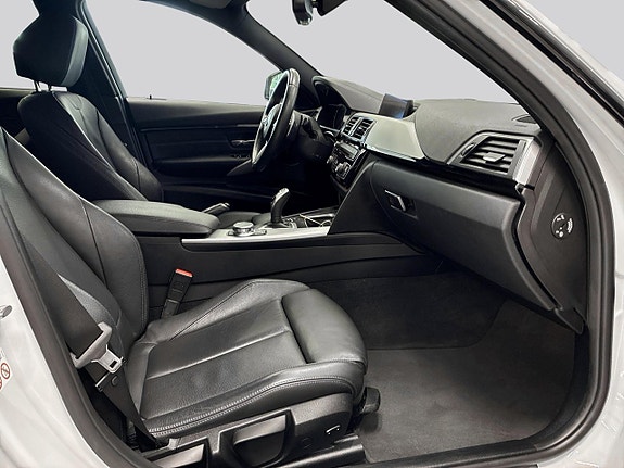 BMW 320i 10 of 30