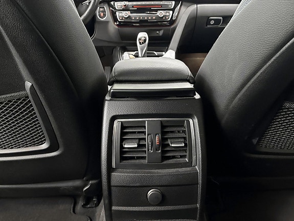 BMW 320i 25 of 30