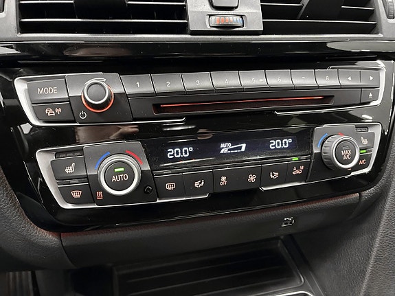 BMW 320i 17 of 30