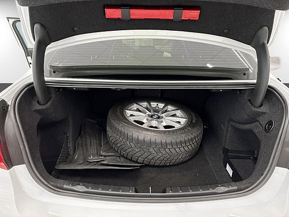 BMW 320i 27 of 30