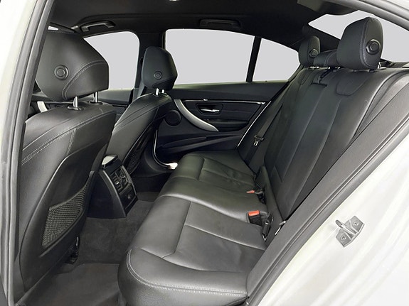 BMW 320i 9 of 30