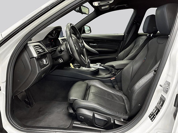 BMW 320i 8 of 30