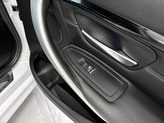 BMW 320i 26 of 30