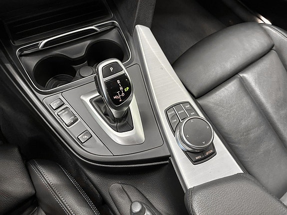 BMW 320i 19 of 30