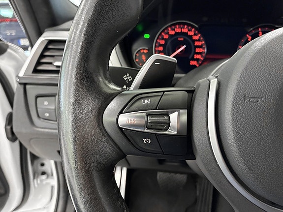 BMW 320i 12 of 30