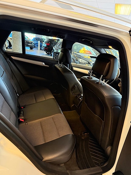 Mercedes-Benz C220 10 of 15