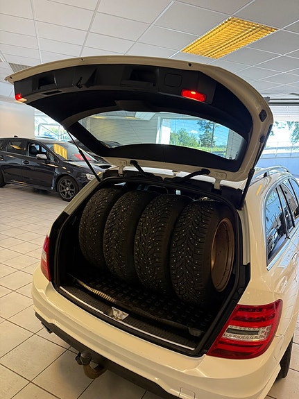 Mercedes-Benz C220 15 of 15