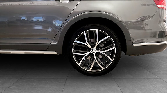 Volkswagen Passat Alltrack 6 of 12