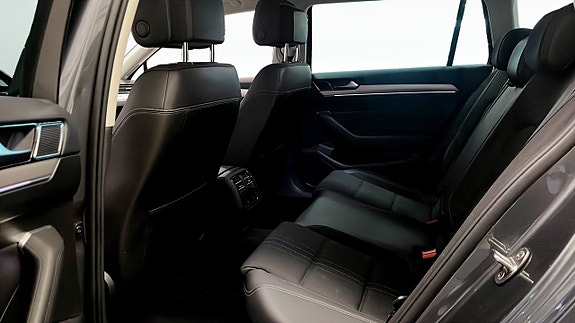 Volkswagen Passat Alltrack 11 of 12