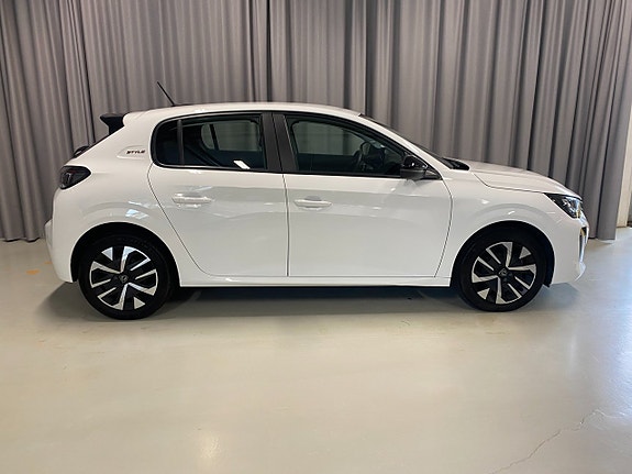 Peugeot 208 3 of 18