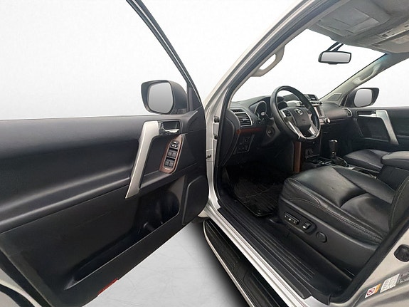 Toyota Land Cruiser 10 of 30