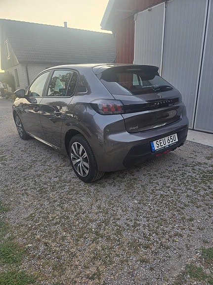 Peugeot 208 3 of 8