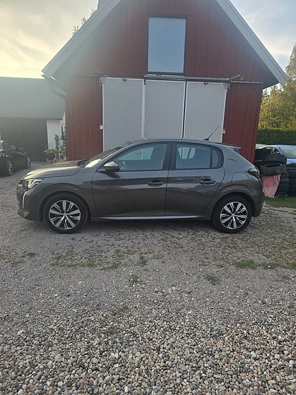 Peugeot 208 2 of 8