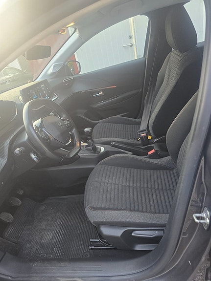 Peugeot 208 5 of 8