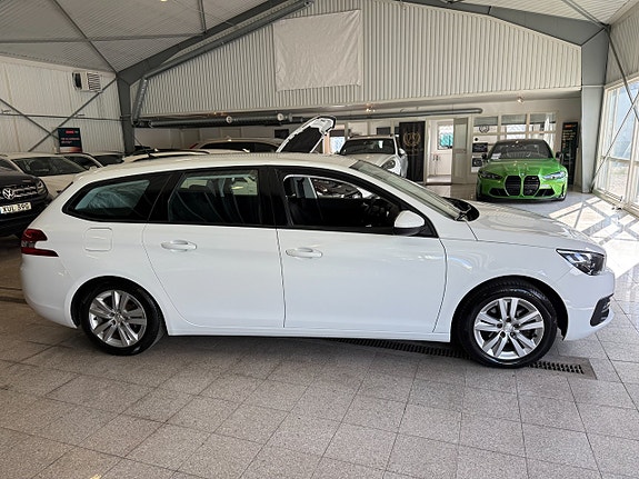 Peugeot 308 SW 2 of 15