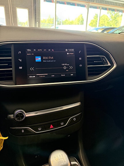 Peugeot 308 SW 12 of 15