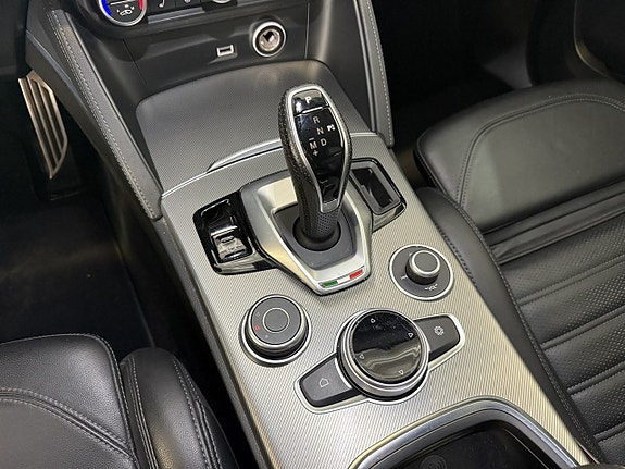 Alfa Romeo Stelvio 8 of 19