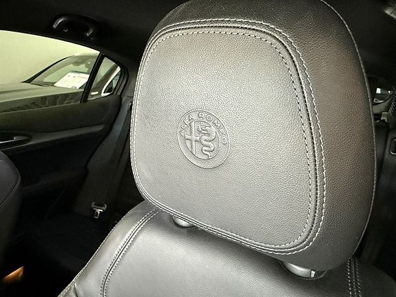 Alfa Romeo Stelvio 18 of 19