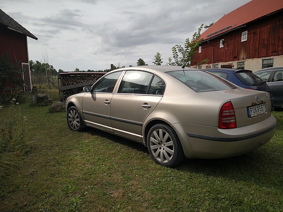 Skoda Superb 2 of 11