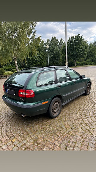 Volvo V40 2 of 6