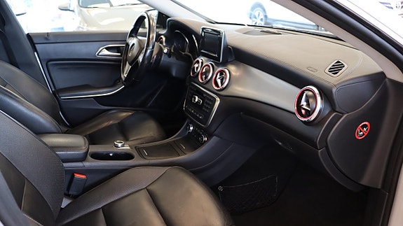 Mercedes-Benz CLA220 10 of 17