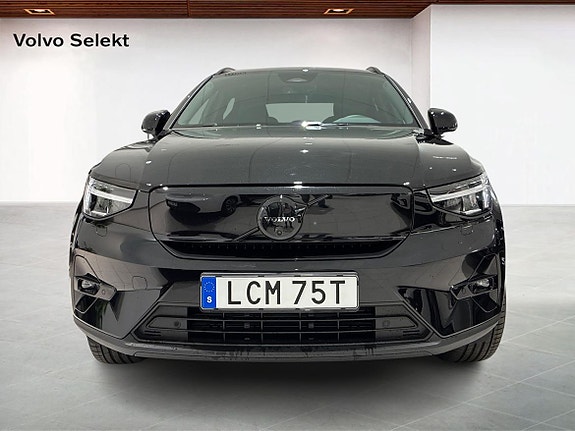 Volvo EX40 8 of 17