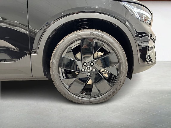 Volvo EX40 9 of 17