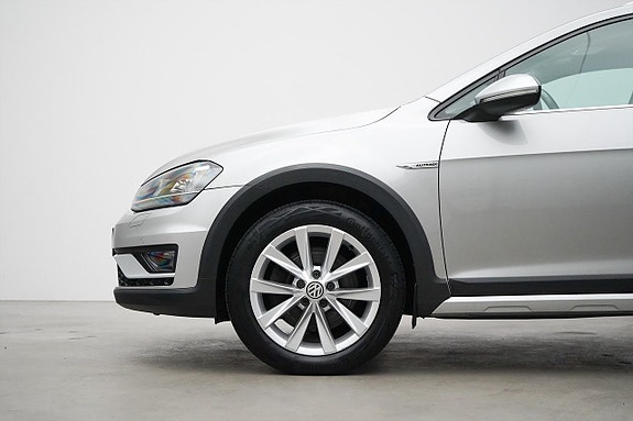 Volkswagen Golf Alltrack 2 of 23