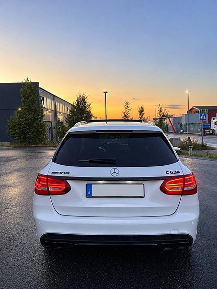 Mercedes-Benz C63 5 of 26