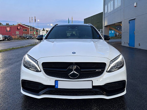 Mercedes-Benz C63 2 of 26