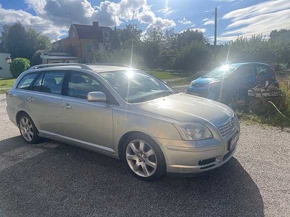 Toyota Avensis 2 of 6
