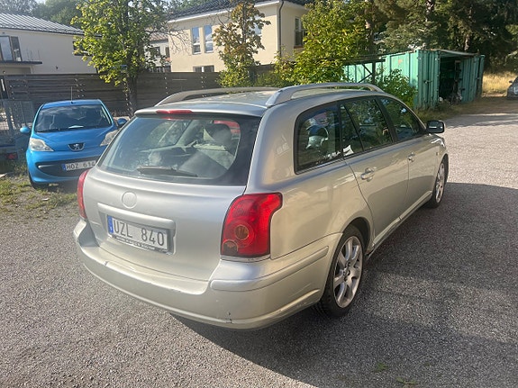 Toyota Avensis 3 of 6