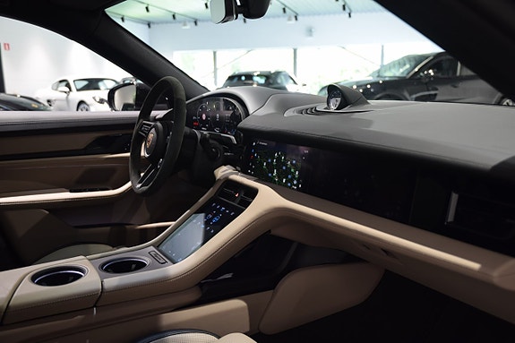 Porsche Taycan 4S 18 of 21