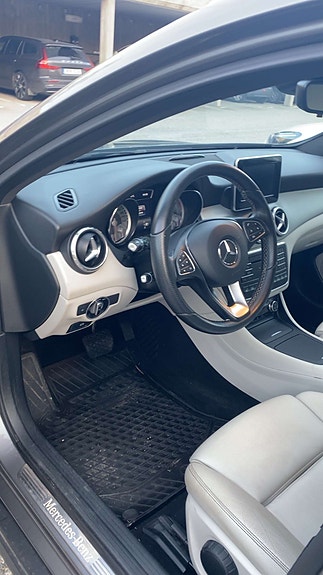 Mercedes-Benz GLA220 d 2 of 11