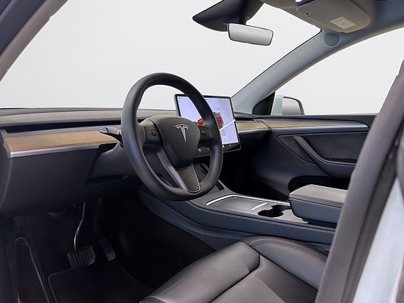 Tesla Model Y 15 of 19