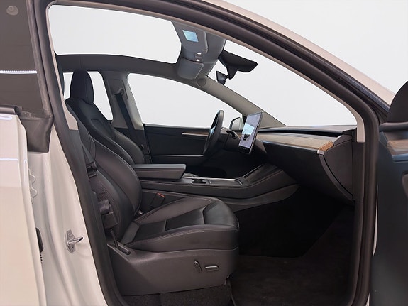 Tesla Model Y 13 of 19