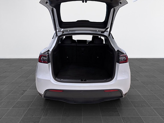 Tesla Model Y 8 of 19