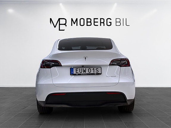 Tesla Model Y 7 of 19