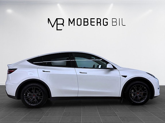 Tesla Model Y 5 of 19