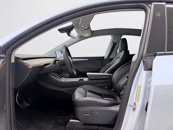 Tesla Model Y 14 of 19