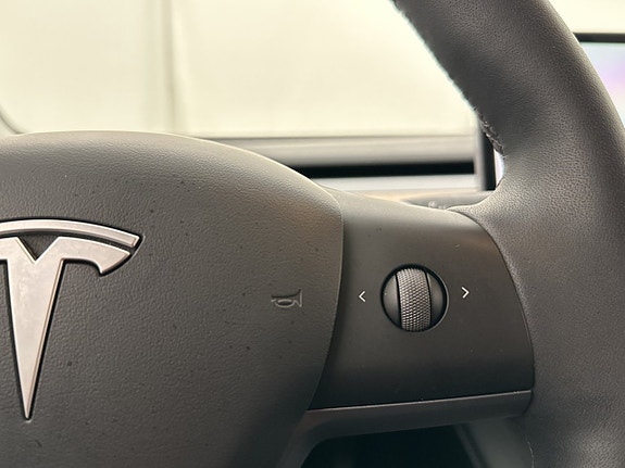 Tesla Model Y 19 of 30
