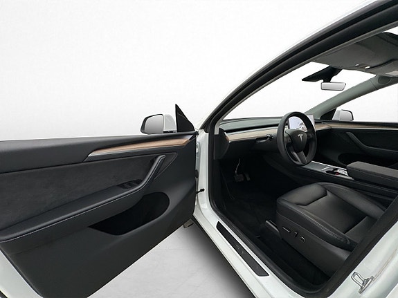 Tesla Model Y 13 of 30