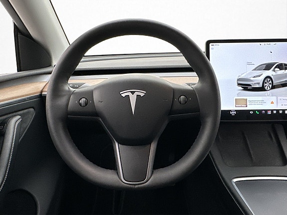 Tesla Model Y 17 of 30
