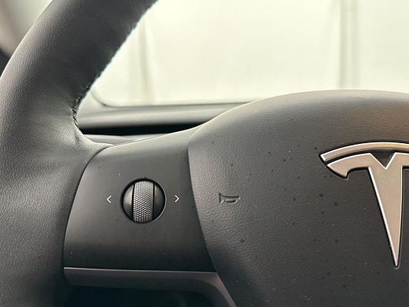 Tesla Model Y 18 of 30