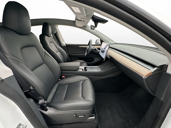 Tesla Model Y 28 of 30