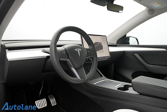 Tesla Model Y 15 of 28